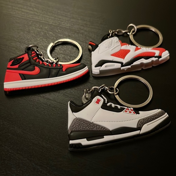 Last bundle! Set of 3 keychain Jordans - Picture 2 of 3